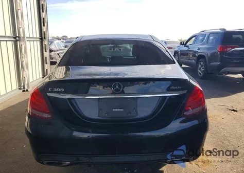 2018 Mercedes-Benz C 300 4Matic z USA, uszkodzony, nr VIN 55SWF4KB0JU248409